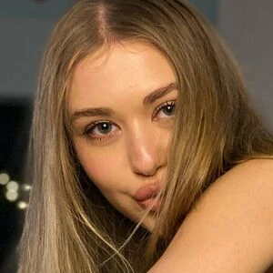 cute_blonde_evy