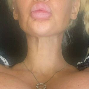 Bombshell Skyler Nicole