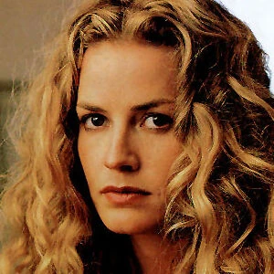 Elizabeth Shue