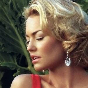 Kelly Carlson