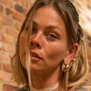 SammNextDoor