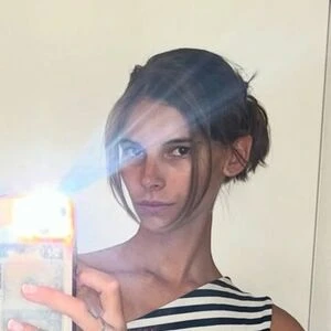Victoria De Angelis sister
