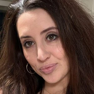 brunette_hotwife