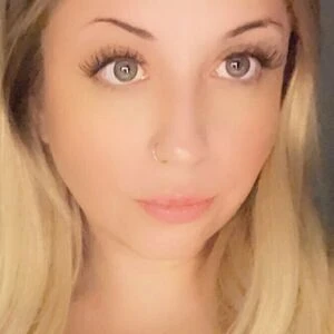 bustyblondegamer