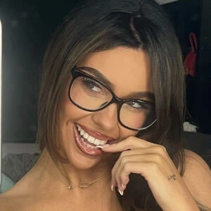 Holly Rhodes