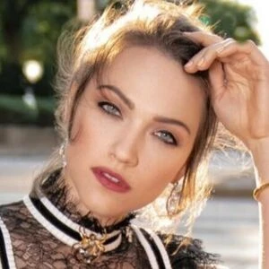 Violett Beane 1
